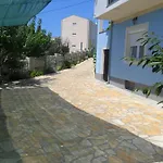 Ana Ζαντάρ